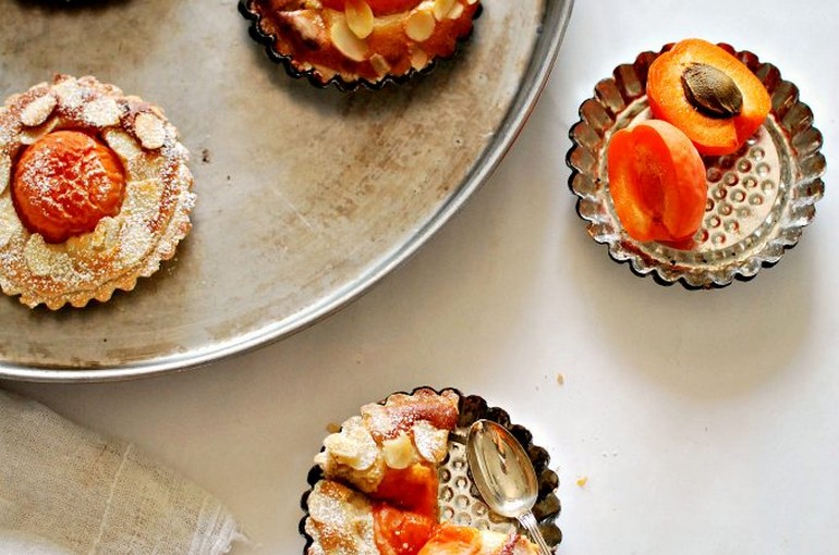 Crostatine alle albicocche con crema di ricotta e mandorle