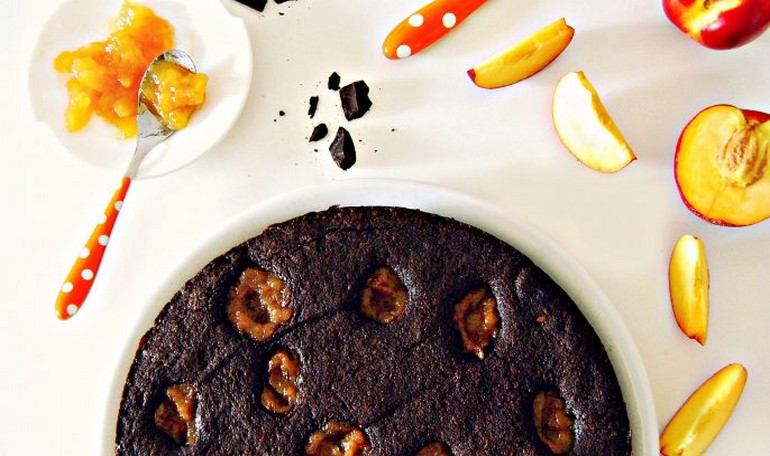 "Ugly but good" Ricotta cake with chocolate and peaches