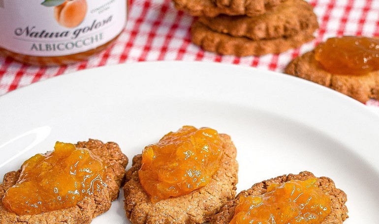 Biscotti al burro d’arachidi con confettura di albicocche