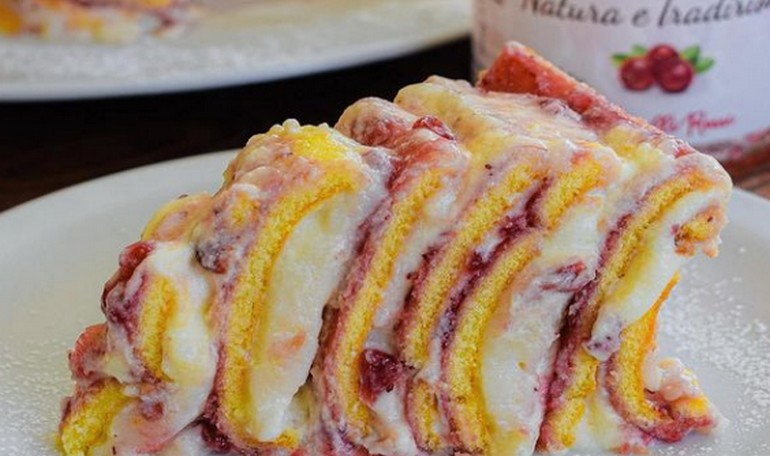 Torta girella con panna e confettura di mirtilli rossi