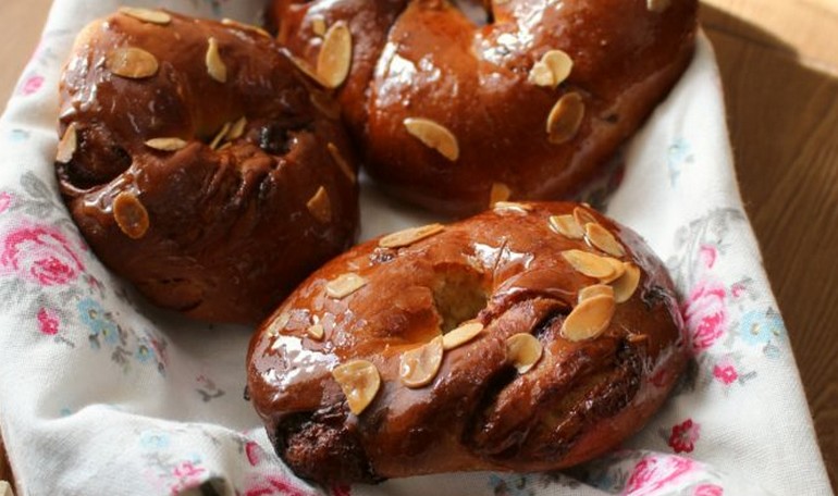 Babka alla confettura di frutti di bosco e crema al cioccolato