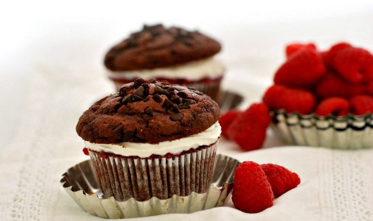 Muffin al cioccolato con ricotta montata e lamponi