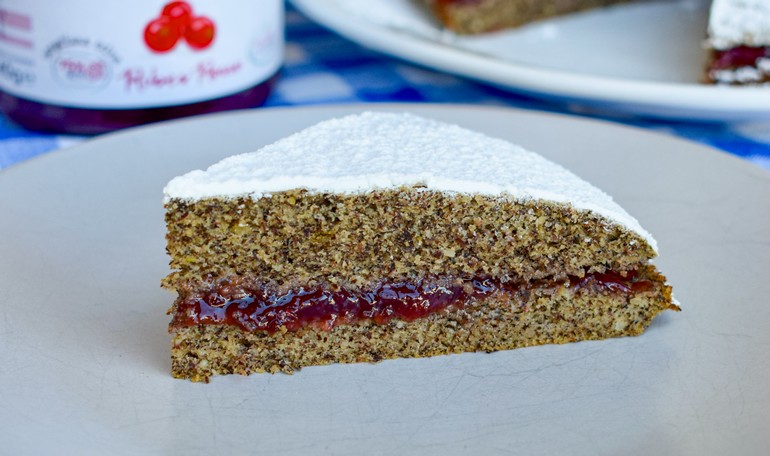 Torta di grano saraceno e confettura di ribes rosso