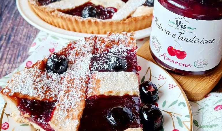 Crostata con frolla integrale e confettura di amarene