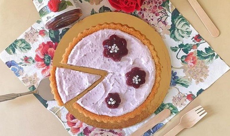 Crostata morbida alla crema di yogurt greco e confettura di lamponi