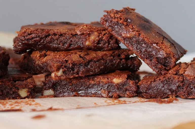 Brownies al cioccolato fondente, noci e miele